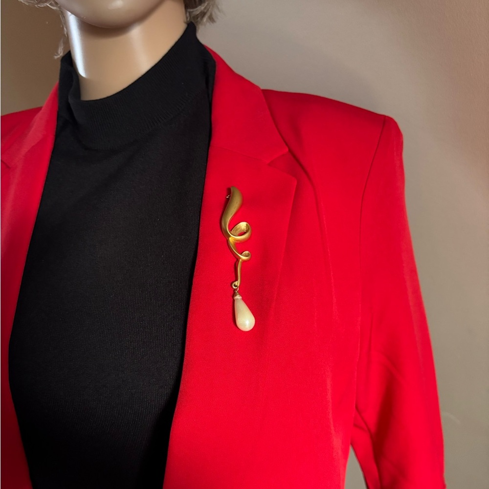 Gold Swirl Brooch with Pearl Drop - Picture 5 of 12